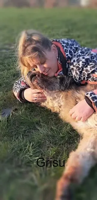 Antonella Lotz mit ihrem Hund Grisu